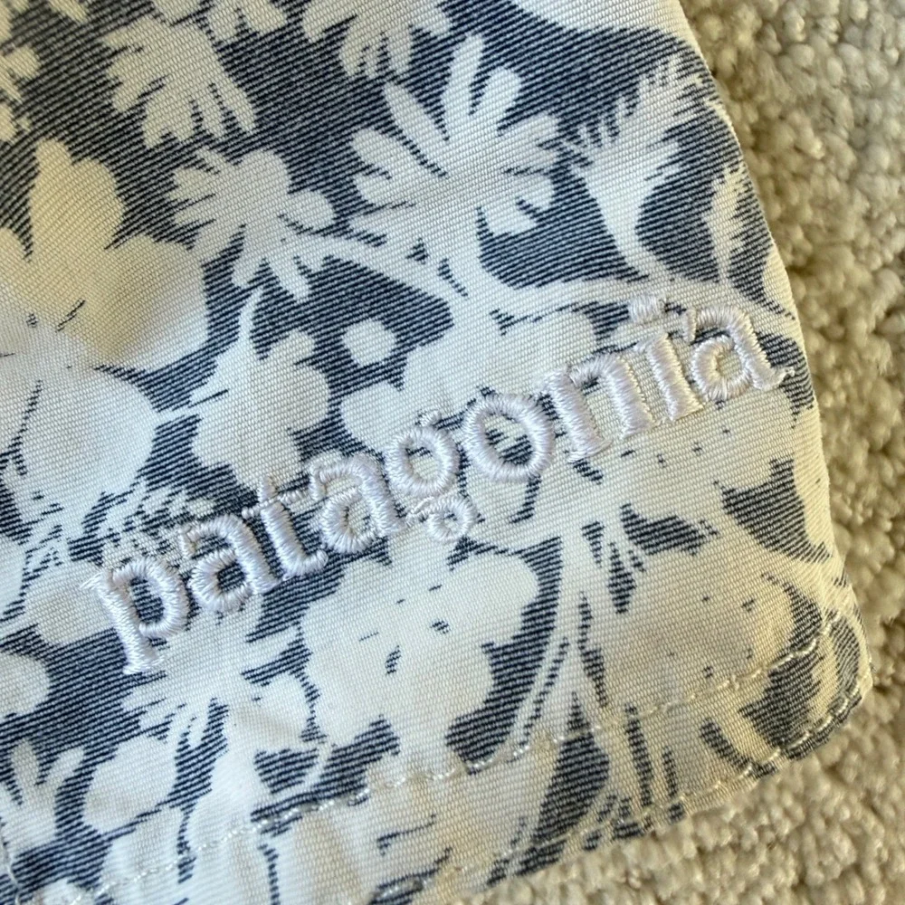 Patagonia Wavefarer Board Shorts Men 31 Blue Floral Print 86772S8 Nylon